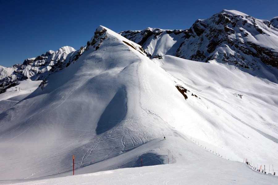 Abfahrt vom Schlepplift Guetfläck nach Geils, im HIntergrund ist die Sesselbahn Geils-Luegli zu sehen, März 2013
