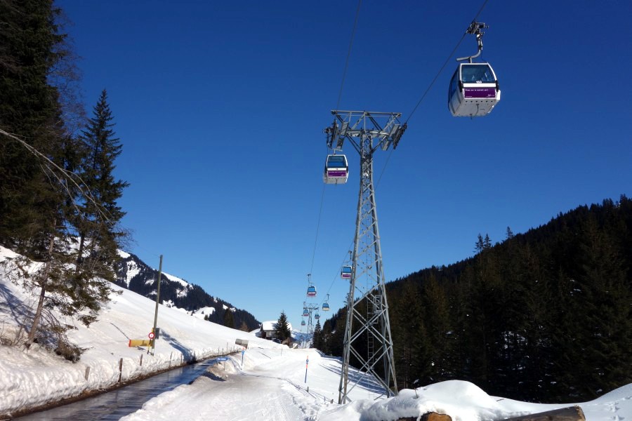 Kabinenbahn Adelboden-Eselmoos-Bergläger, auf über 3000 Metern Länge macht die Bahn gerade einmal gut 200 Höhenmeter, März 2013