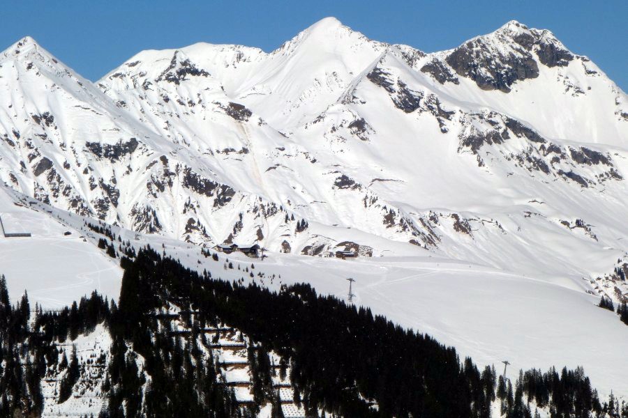 Blick zur Tschentenalp mit der Städeli-Gruppenumlaufbahn als Zubringer, März 2013