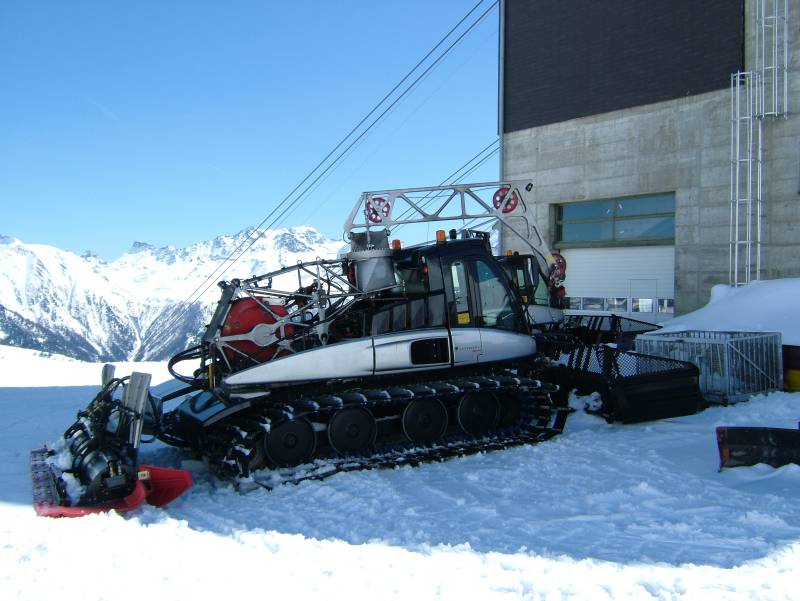 Pistenfahrzeug auf der Fiescheralp, April 2006
