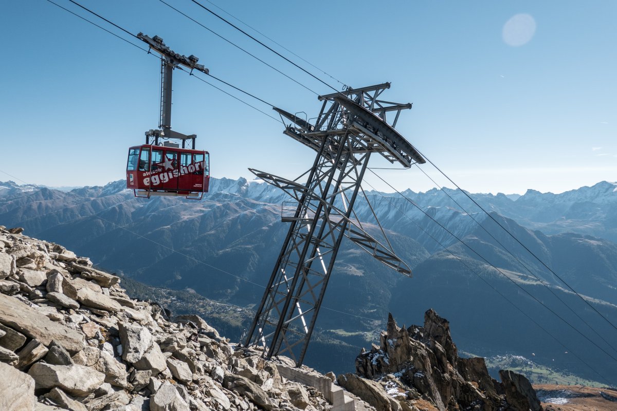 Walliser Bergpanorama mit Seilbahn