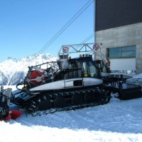 Pistenfahrzeug auf der Fiescheralp, April 2006