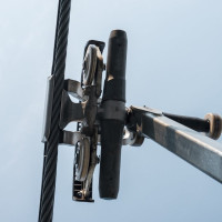 Klemme der Sesselbahn Peak, September 2024