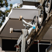 Klemme der Sesselbahn KT-22, August 2024