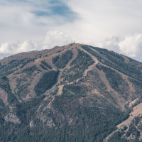 Blick zum Skigebiet Bald Mountain in Sun Valley, September 2024