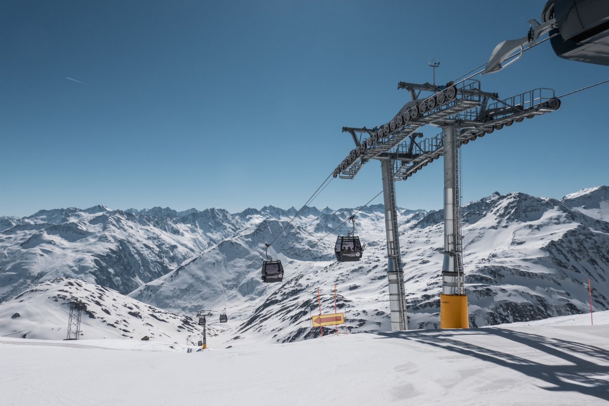 Kabinenbahn Oberalppass-Schneehühnerstock