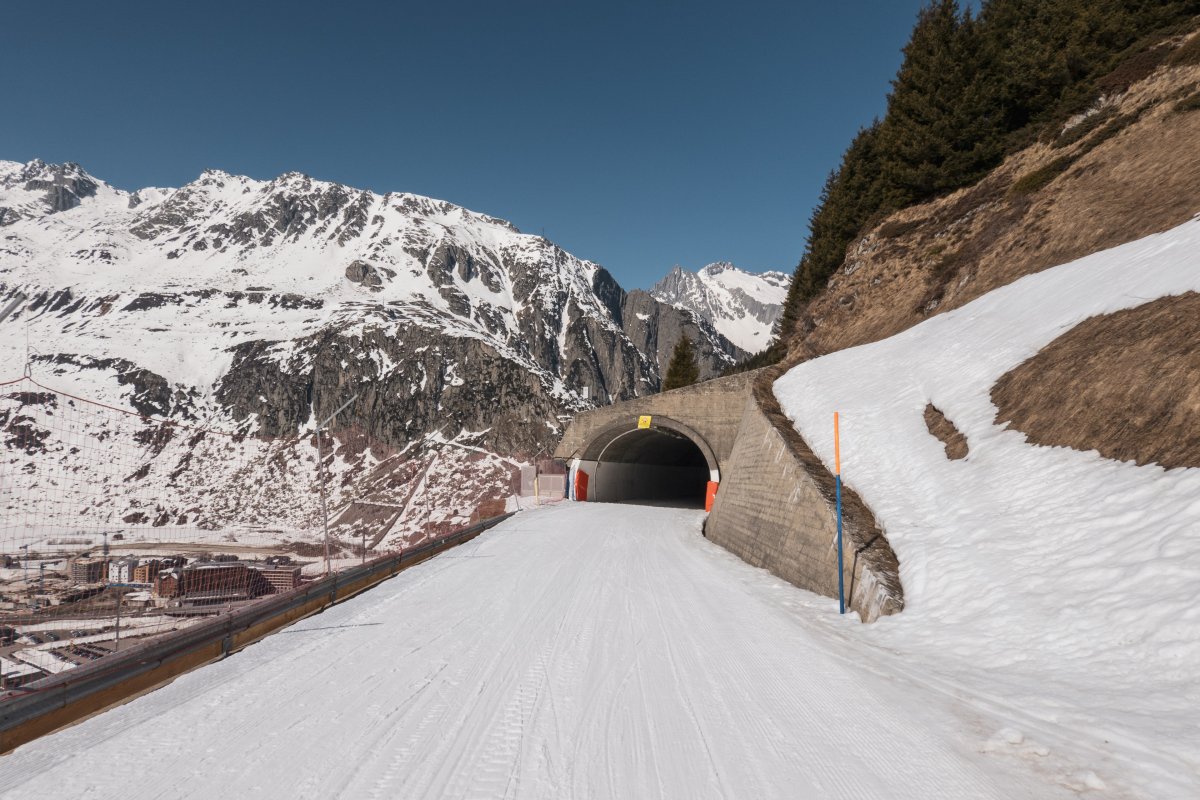 Skifahren auf der Passstrasse zum Oberalppass
