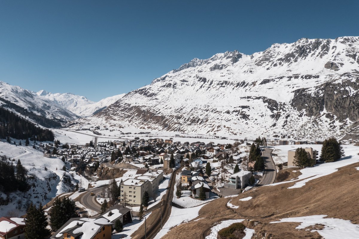 Andermatt an einem sonnigen Tag im Winter
