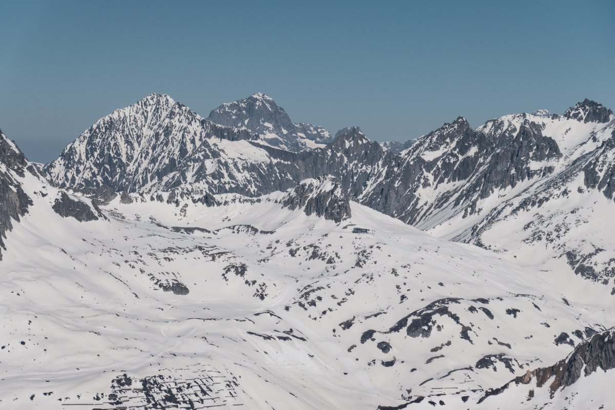 Verbindung zwischen Andermatt und Sedrun am Schneehühnerstock