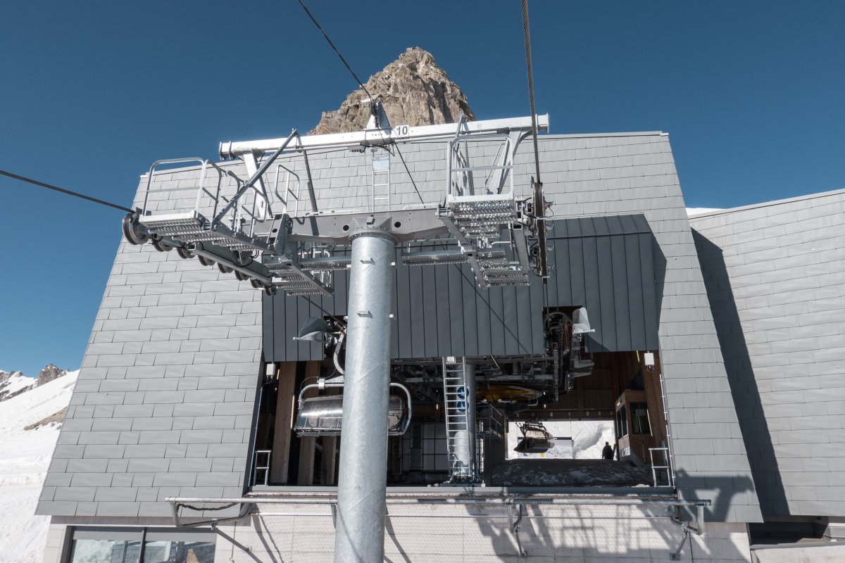 Bergstation der Sesselbahn Vordere Felli-Schneehüenerstock, März 2022