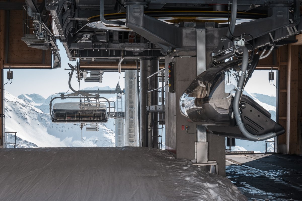 Bergstation der Sesselbahn Vordere Felli-Schneehüenerstock, März 2022