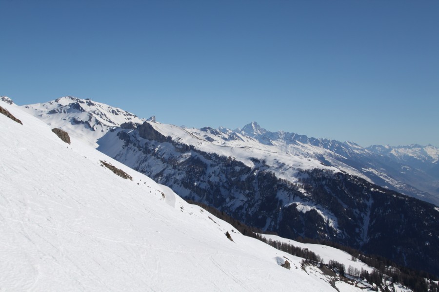 Panorama von der Sesselbahn Duez-Le Bâté Richtung Osten mit dem Skigebiet von Crans-Montana, März 2012