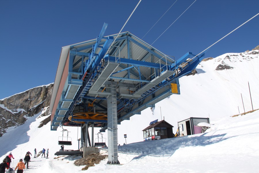 Bergstation der Sesselbahn Les Rousses-Combe de Serin-Le Bâté, bei der Eröffnung die schnellste Sesselbahn der Schweiz. Erbaut wurde sie in zwei Etappen durch Von Roll, März 2012