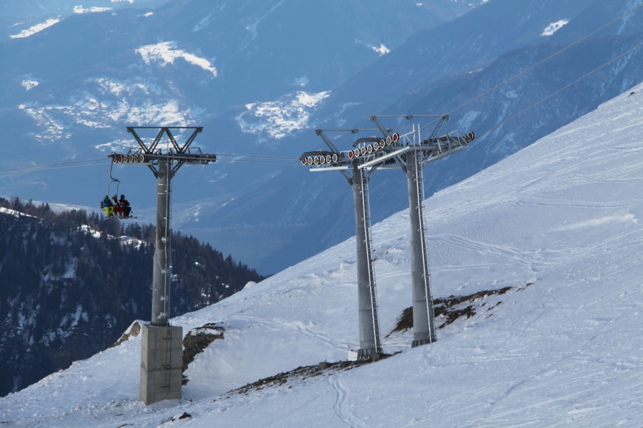 Sesselbahn Les Rousses-Combe de Serin-Le Bâté mit zwei neu gesetzten Stützen. Nachdem eine Lawine die Stützen im Dezember 2011 zerstörte, war die Bahn bis in den Februar ausser Betrieb, März 2012