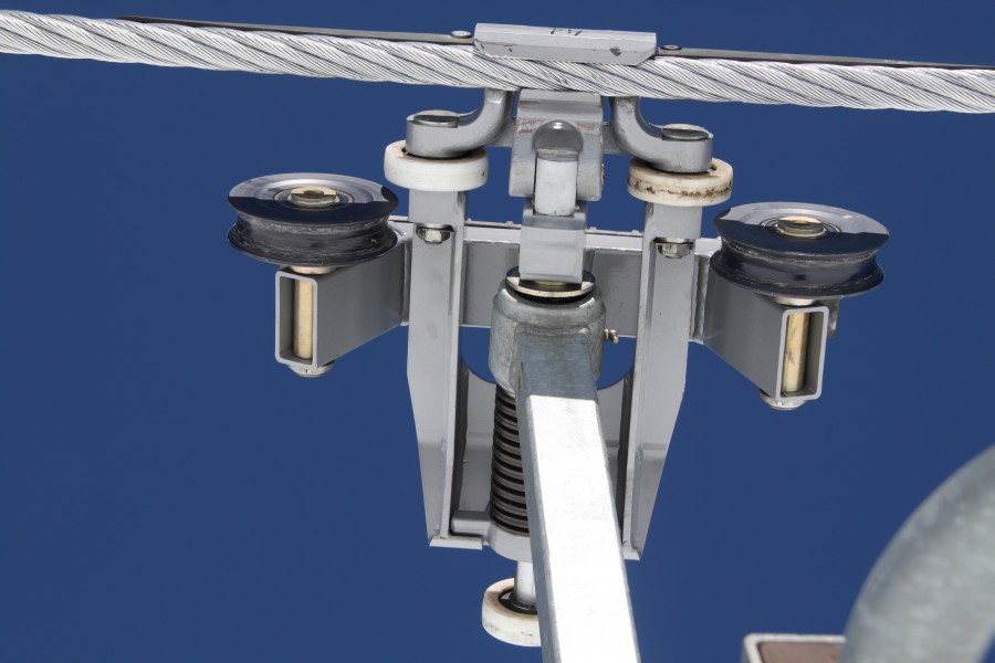 VH400-Klemme der Sesselbahn Les Rousses-Combe de Serin-Le Bâté, März 2012