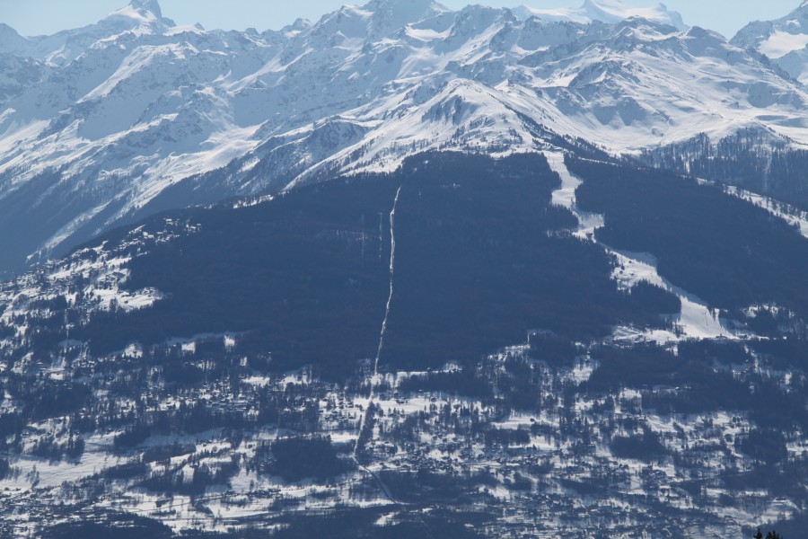 Blick hinüber nach Veysonnaz mit der markanten Piste de l'Ours und links davon der Kraftwerksstandseilbahn nach Thyon, März 2012