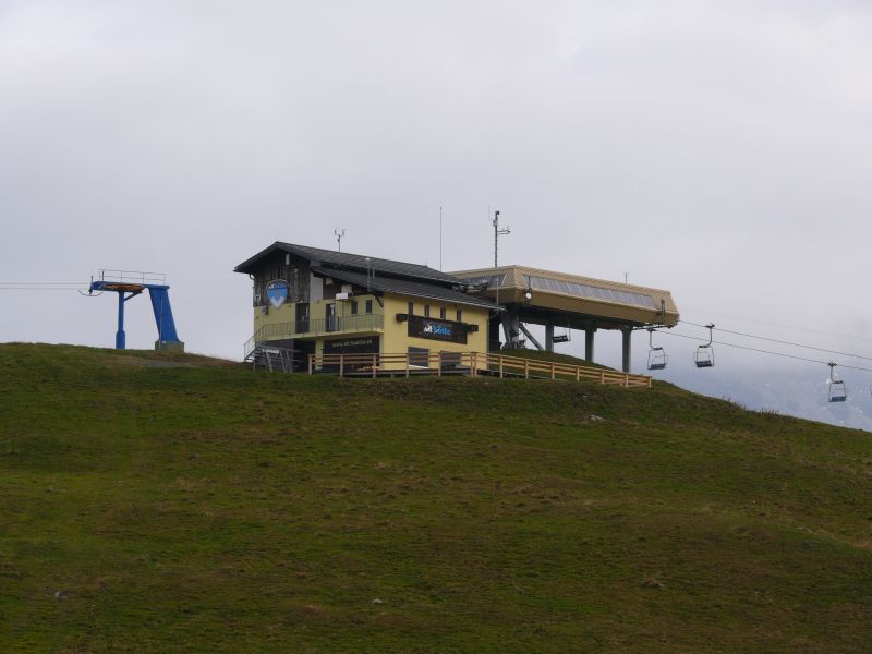 Blick zum Tschuggen mit der Bergstation des Schlepplifts Tomeli und derjenigen der Sesselbahn Innerarosa-Tschuggen, Oktober 2007