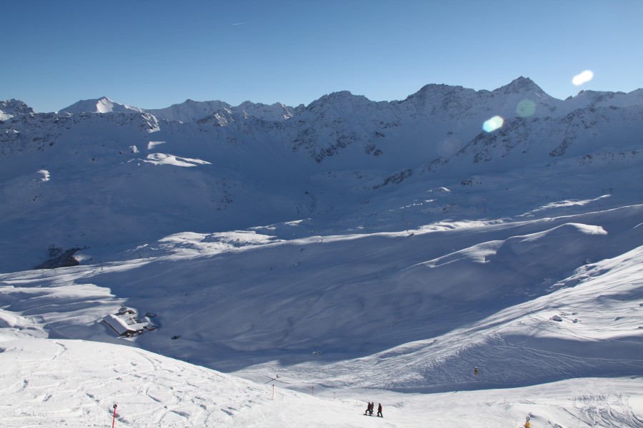 Schwarze Abfahrt von der Carmenna-Sesselbahn zur gleichnamigen Alp. Bis zum Bau der Sesselbahn Plattenhorn verlief hier eine fixe Zweiersesselbahn von Städeli, Dezember 2010