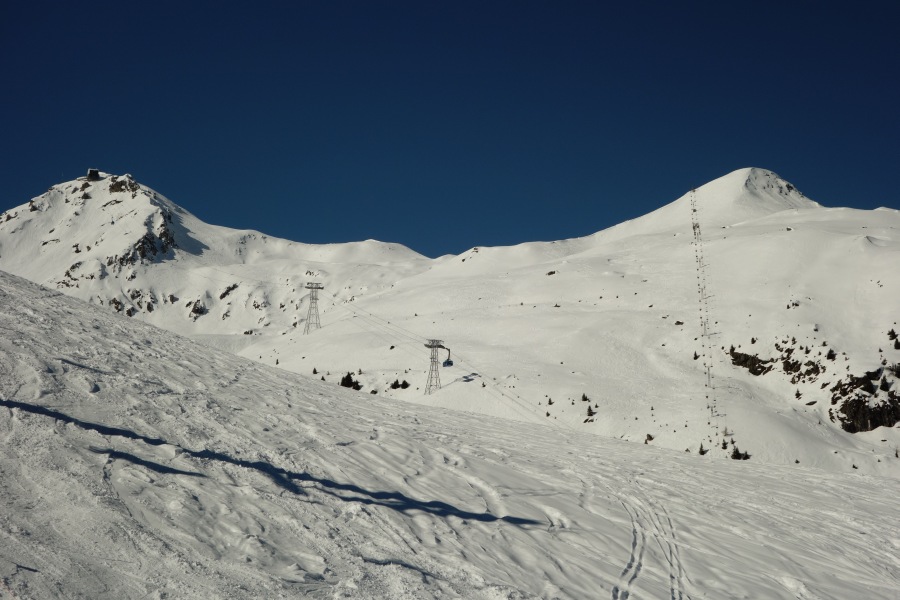 Blick auf die Luftseilbahn Mittlere-Hütte Weisshorn und die Sesselbahn Brüggerhorn, März 2014