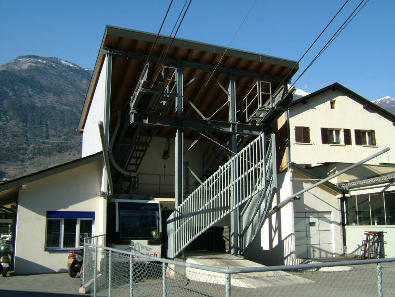 Talstation der Luftseilbahn Raron-Unterbäch, April 2006