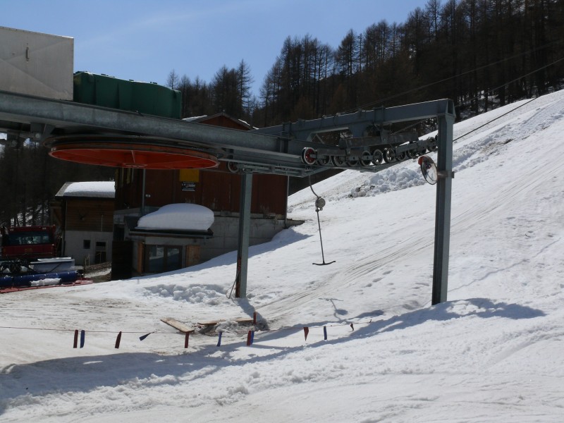 Gleich neben der Talstation des Schlepplifts Moosalp findet sich ein weiterer Schlepplift, der auf den Namen Törbeltälli hört, April 2009