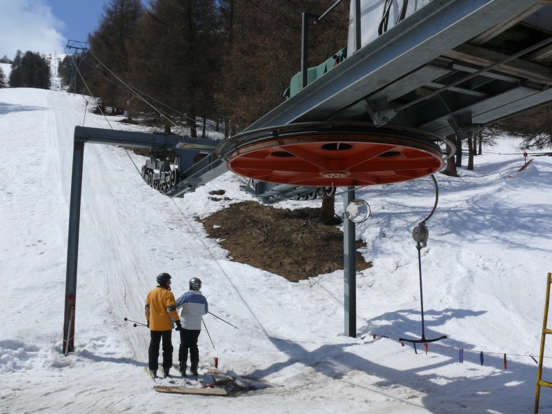 Talstation Schlepplift Törbeltälli. Mit über 600 Höhenmetern ist er derzeit der Schlepplift mit der grössten Höhendifferenz in der Schweiz, April 2009