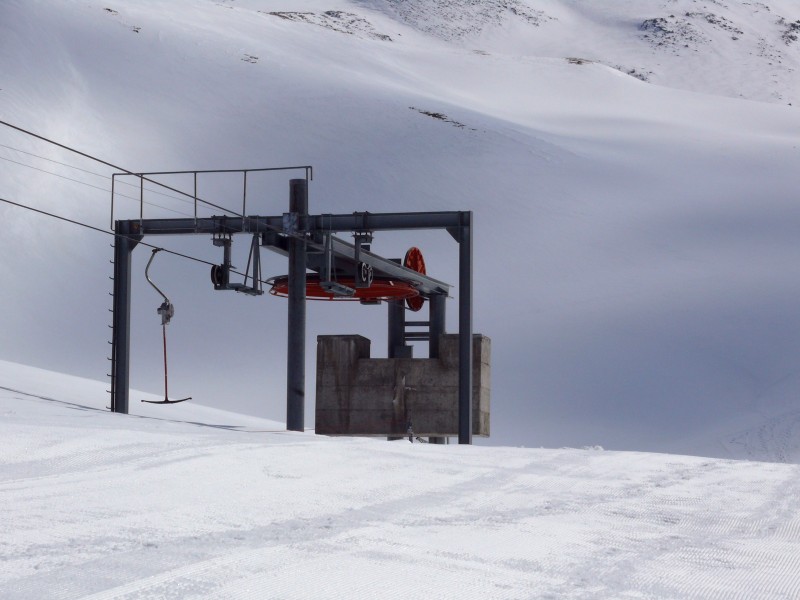 Bergstation Schlepplift Unter Sennturm-Ginals mit Abspannung, April 2009