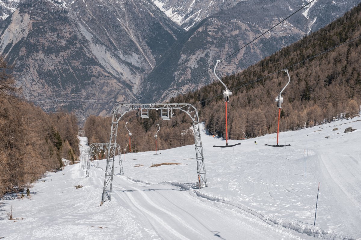 Skifahren in der Augstbordregion am Schlepplift Unter Senntum