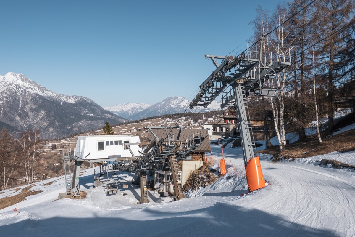 Talstation der Sesselbahn Brandalp-Breitensteg, März 2022