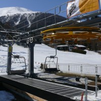 Talstation Sesselbahn Chaltebode mit Förderband. Die Anlage ersetzte einen Schlepplift im unteren Teil, welcher weiter oben in verkürzter Weise aber weiterhin in Betrieb ist, April 2009