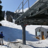 Talstation des verkürzten Schlepplifts Ronalp, ursprünglich ein Bühler-Schlepplift, der von Baco aber von Grund auf umgebaut wurde und schliesslich 2007 verkürzt wurde, April 2009