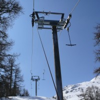 Schlepplift Ronalp. Der ursprüngliche Hersteller ist nur noch bei genauem Hinsehen am Schaft und Joch der Stütze zu erkennen, April 2009