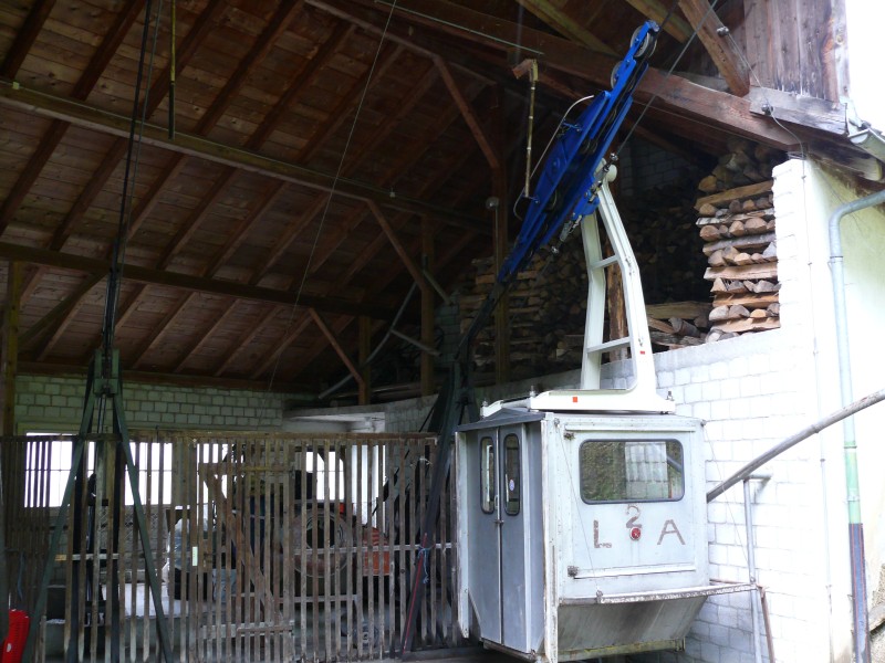 Die erste von drei Luftseilbahnen an der Axen befindet sich an der bekannten Tellskappele am Weg der Schweiz und führt nach Unter Axen, Juli 2008