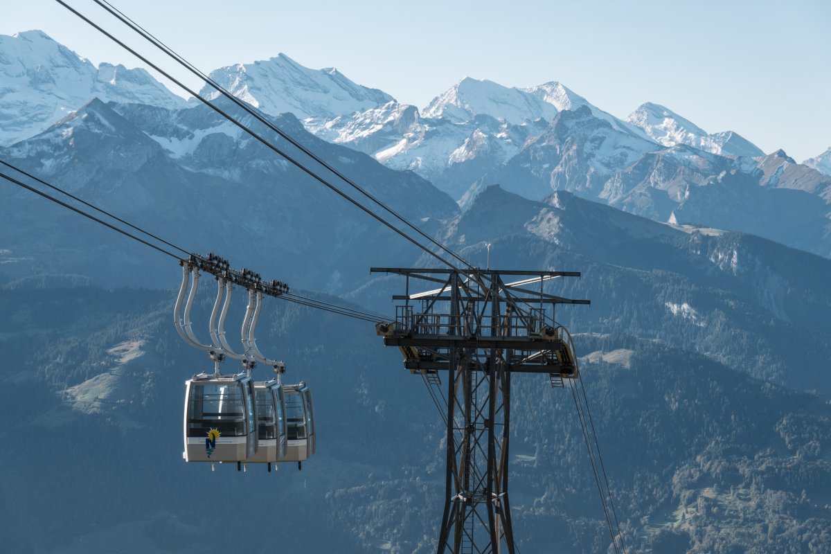 Seilbahn im Berner Oberland mit Panorama