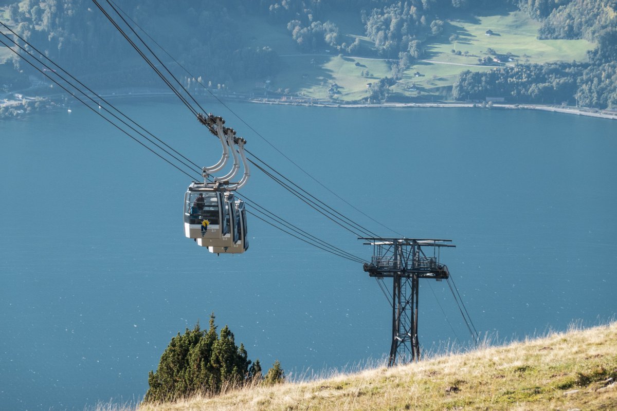 Niederhornbahn mit Thuner See im Hintergrund