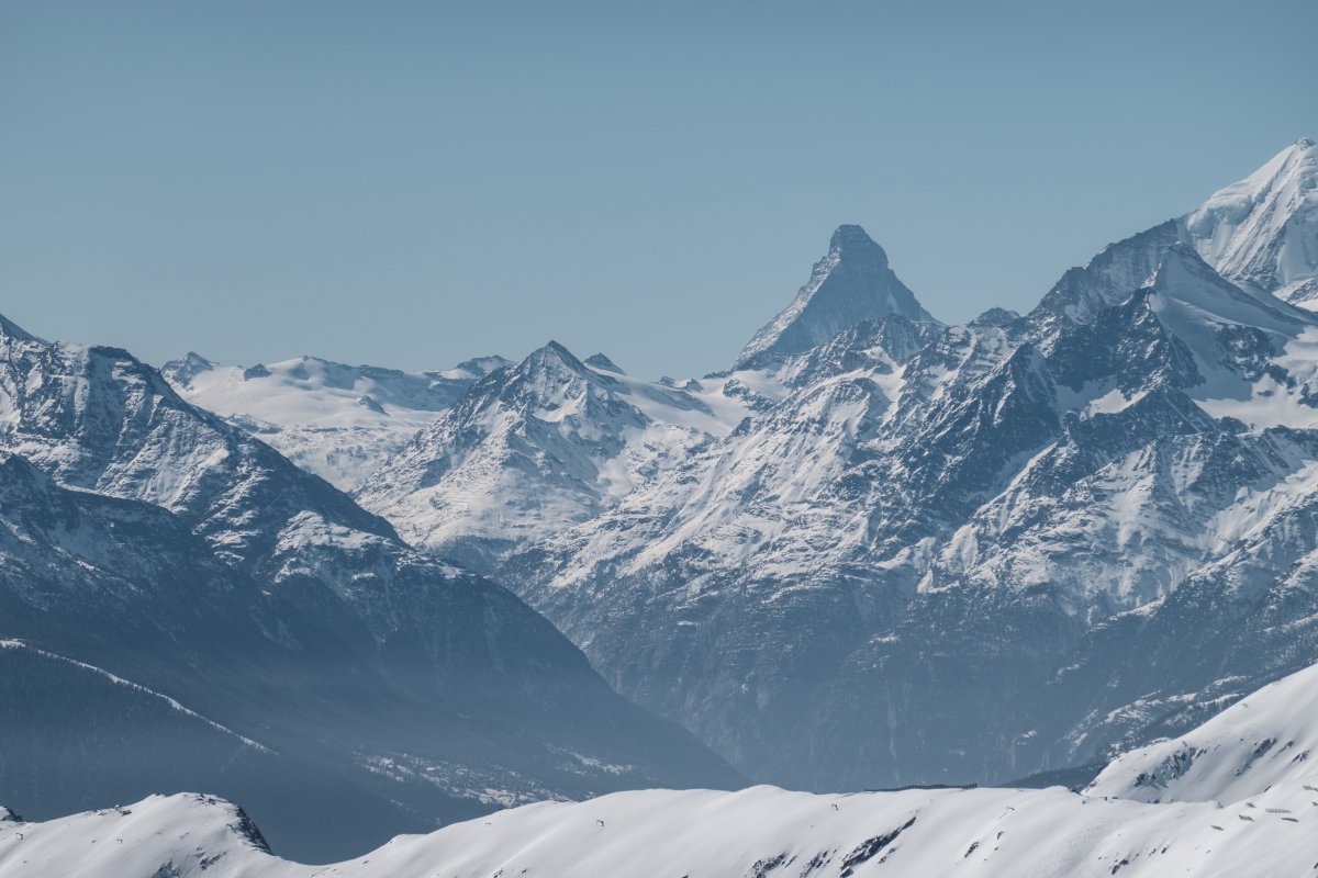 Blick von der Belalp zum Furggsattel im Skigebiet von Zermatt und zum Matterhorn, März 2022