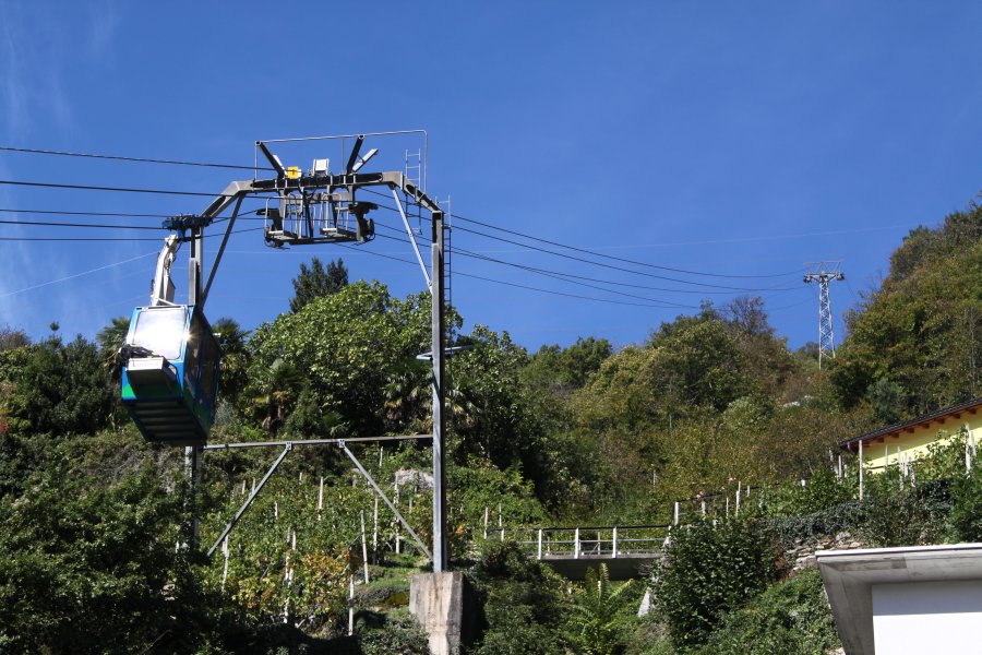 Ebenfalls zur Orterschliessung dient die relativ neue Luftseilbahn Monte Carasso-Mornera. Die von Niederberger erbaute Bahn ersetzte eine Gruppenpendelbahn, Oktober 2010