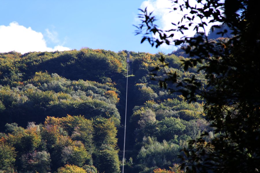 Zoom zur Bergstation der Luftseilbahn Camorino-Alpe di Croveggia, Oktober 2010