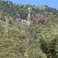 Zoom zur Bergstation und zum oberen Streckenteil der Luftseilbahn Lumino-Saurù, Oktober 2010