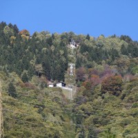 Bergstation der Luftseilbahn Lumino-Saurù. Erbaut wurde die Einseilpendelbahn mit zwei Viererkabinen von der Flumser Firma Bartholet, Oktober 2010