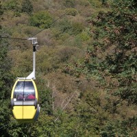 Eine Kabine auf dem sehr langen Spannfeld zwischen der Talstation und Stütze 1, Oktober 2010