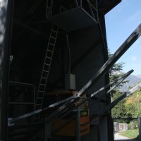 Von der Ortschaft Claro, in der Riviera gelegen, führt eine sehr kurze Luftseilbahn zum Kloster Sta. Maria, welches sich oberhalb des Ortes befindet, Oktober 2010