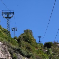 Links die Luftseilbahn Claro-Monastero Benedittine, rechts daneben eine Transportbahn, die den Zweck hat, Särge von der Ortschaft auf den Friedhof beim Kloster zu transportieren, Oktober 2010