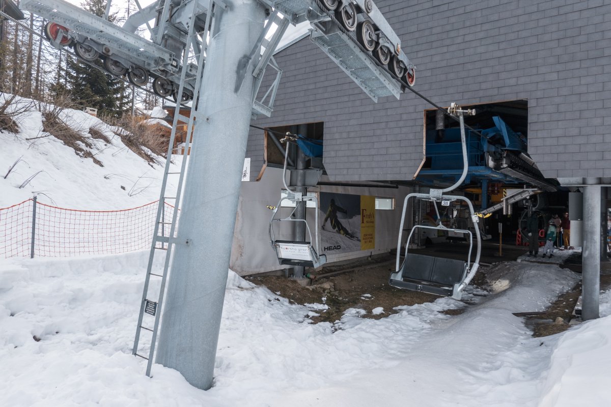 Talstation der Sesselbahn Bellwald-Richinen, März 2022