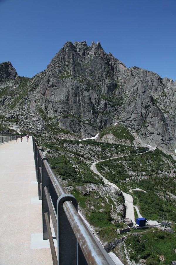 Die Bergstation der Luftseilbahn Pranzaira-Albigna mit dem Zugangsweg zur Staumauer, Juli 2010