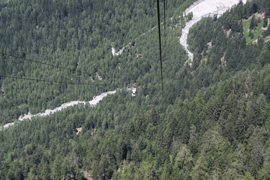 Luftseilbahn Pranzaira-Albigna mit dem langen, hohen Spannfeld zwischen Stütze 1 und der Talstation, Juli 2010