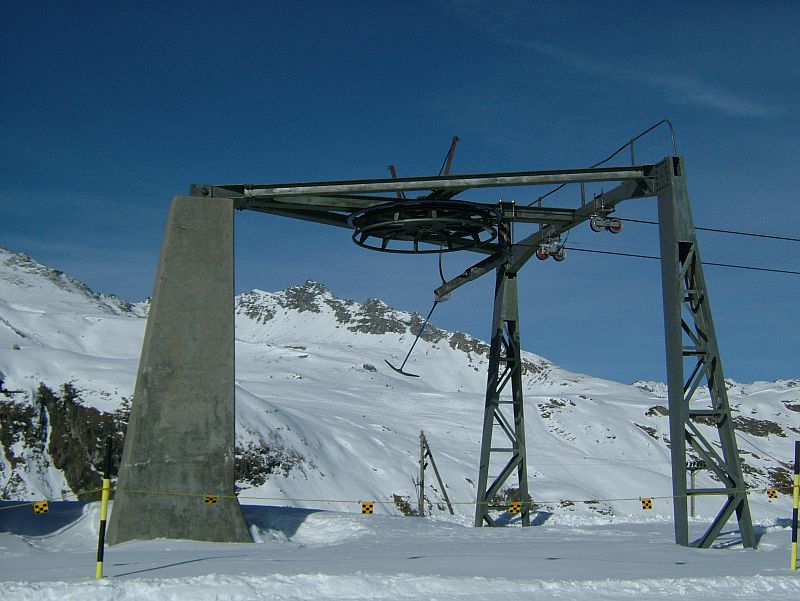 Bergstation des Schlepplifts Bivio-Cuolmens, Februar 2007