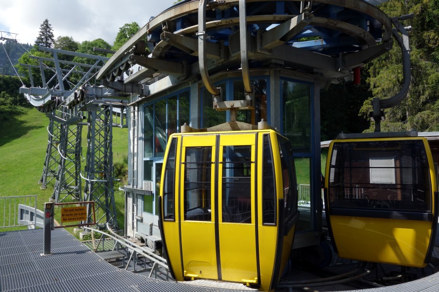 Talstation und Strecke der Gruppenumlaufbahn Braunwald-Hüttenberg, Juli 2013