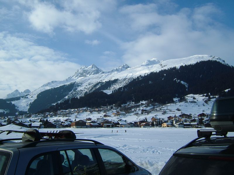 Brigels mit dem Hang des ehemaligen Dorflifts, Januar 2008