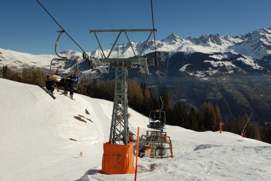 Talstation der Sesselbahn Moay-Pasay, der Hauptbeschäftigungsanlage im Skigebiet von Bruson, März 2014